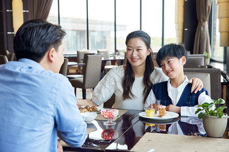 节假日一家人在餐厅吃饭图片