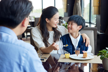 节假日一家人在餐厅吃饭高清图片