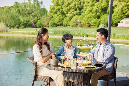 一家人假日在户外吃下午茶图片