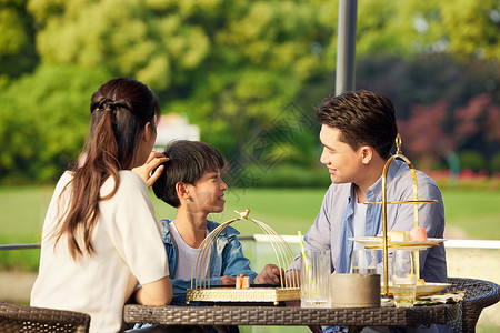 夏天时光休闲时光一家人户外吃下午茶背景