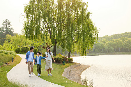 一家人公园河边休闲散步背景