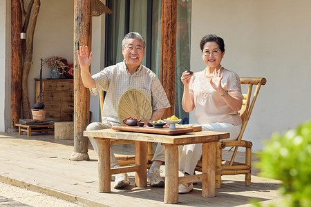 老年夫妻院子里喝茶打招呼图片