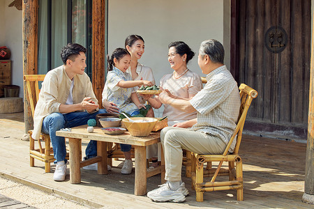 端午一家人聚在一起包粽子高清图片