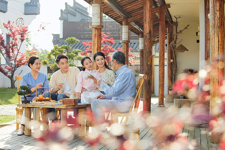 庆祝端午佳节节假日一家人在院子里喝茶聊天背景