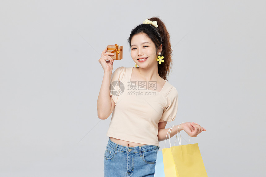 活力美女手拿购物战利品图片