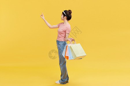 双11狂欢购活力女性线上购物虚拟屏幕点击背景