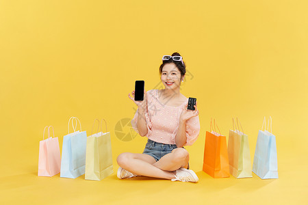 购物的青年女性网购刷卡背景图片
