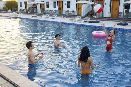 夏天游泳男女年轻男女们泳池玩水嬉戏背景