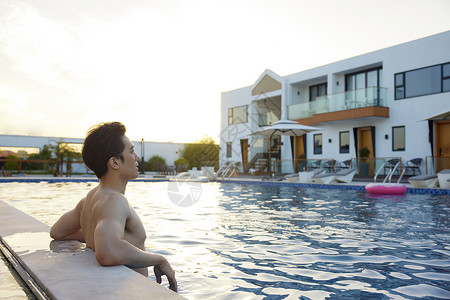 夏天游泳男人年轻男性游泳休息背影背景