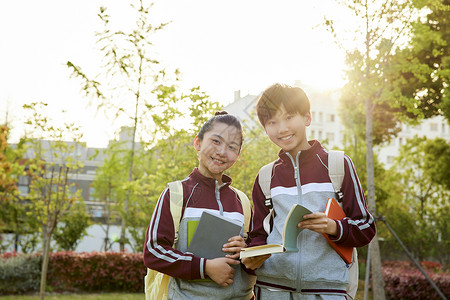 小学书本放学后小学生讨论学习形象背景