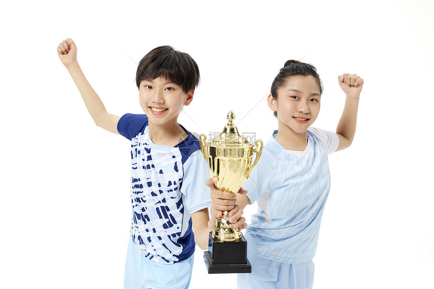 儿童搭档获得冠军奖杯图片