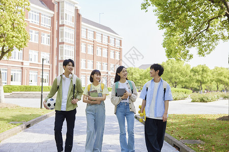 校园里的学生散步交流图片