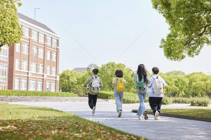 校园里的大学生奔跑背影图片