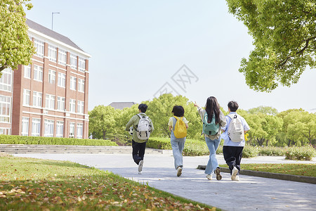 校园里的大学生奔跑背影图片