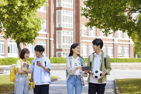 足球教育文化年轻大学生走在校园中背景
