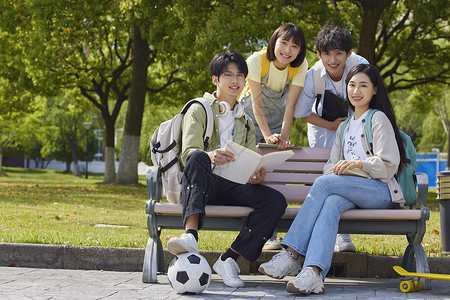 校园里的年轻大学生背景图片