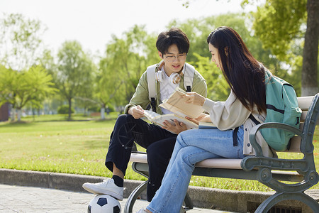 开学季大优惠大学校园里学习的青年背景