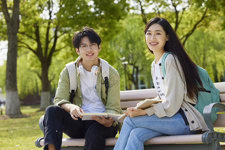 准大一开学指南大学校园里的男生女生背景