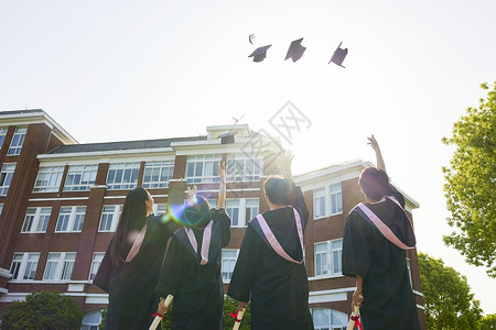 大学毕业生扔学士帽背影背景