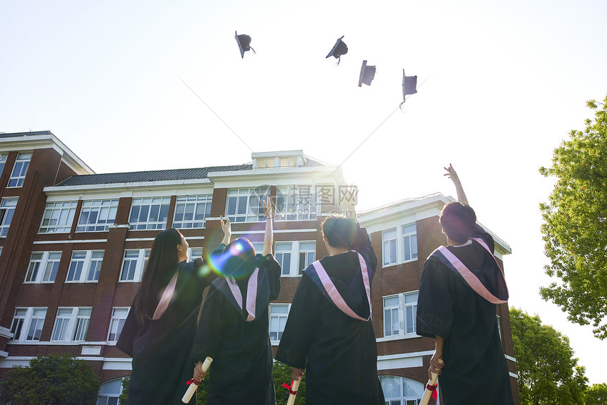 大学毕业生扔学士帽背影图片