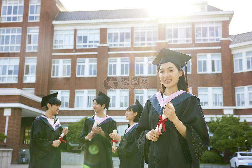 女大学生拿着毕业证书微笑图片