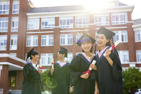 穿着学士服毕业的大学生学校高清图片素材