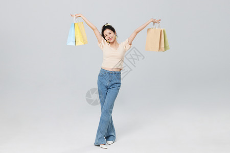 青年女性开心购物图片