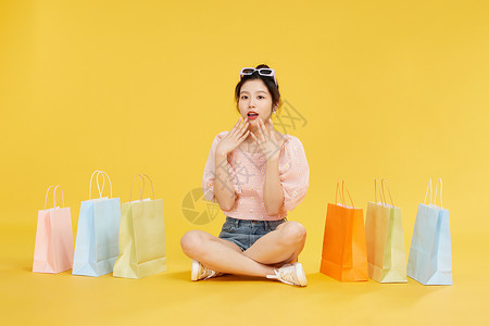购物节消费的青年女性图片