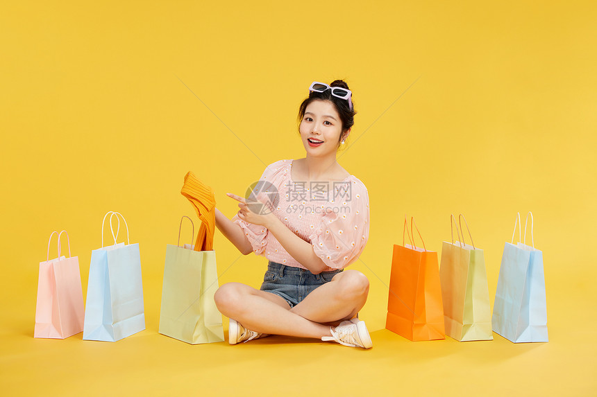 活力美女手拿购物战利品图片