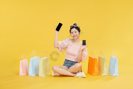 网购线上支付使用手机支付购物的青年女性背景