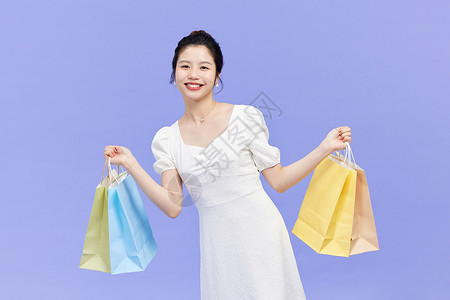 开心购物的青年女性图片
