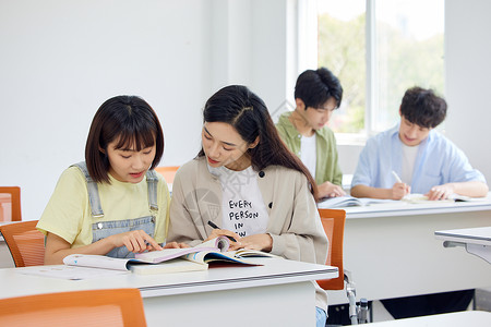 课间生活教室里的大学生们课间学习背景