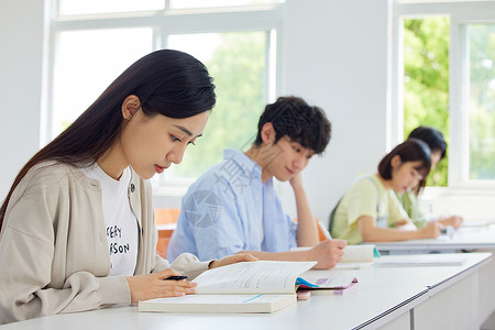 教室里的学生们认真自习图片