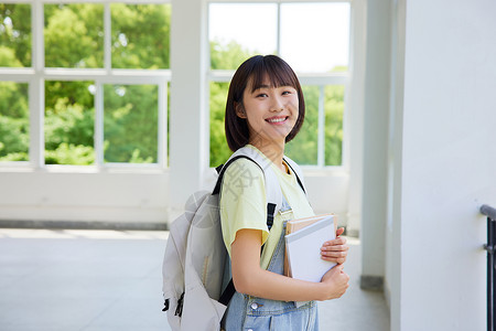 微笑的女大学生形象图片