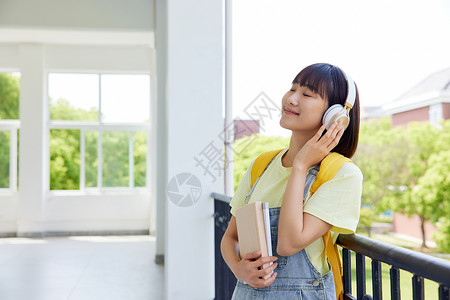 戴耳机沉浸音乐中的大学女生图片