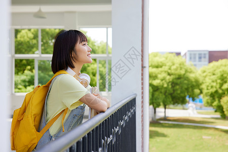 女大学生看向远方背景图片