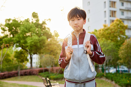 户外放学的小学生形象图片