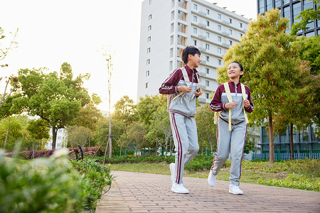 小学生上学路上有说有笑高清图片