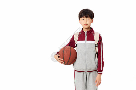 穿校服的男生手拿篮球高清图片