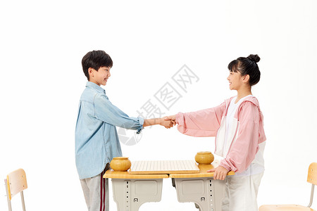 小学生围棋对决握手致意高清图片