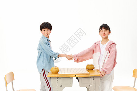 小学生围棋对决握手致意形象高清图片