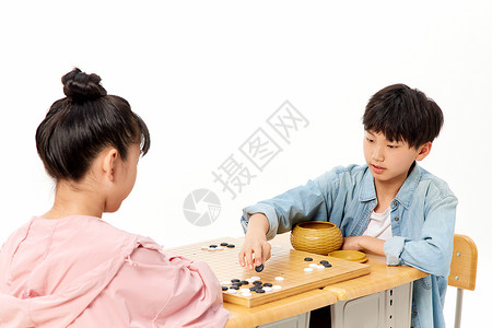 PK对决围棋博弈的小学生背景