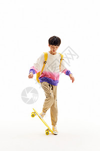 玩滑板男孩素材玩滑板的小男孩背景