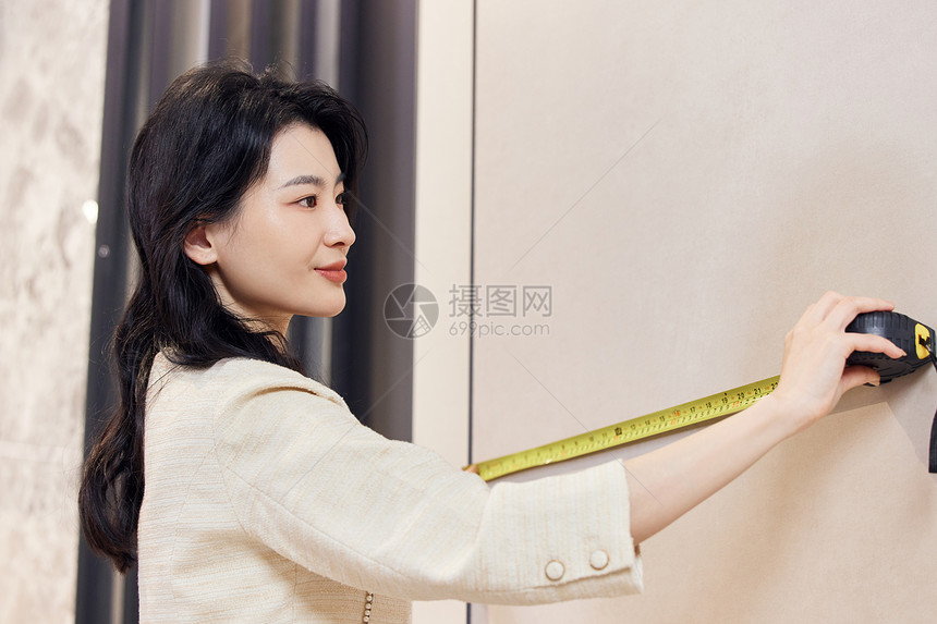 青年女性测量瓷砖图片