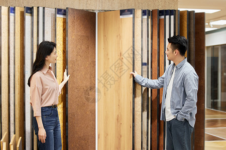 家居建材市场新婚夫妻建材店选购木地板背景