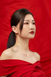红色背景女性面部展示图片