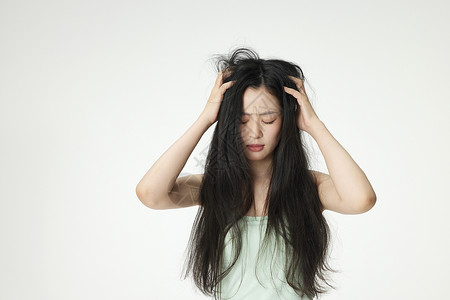 年轻女性头发毛躁发质困扰高清图片