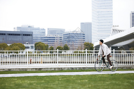 复古自行车年轻男性都市骑自行车通勤背景