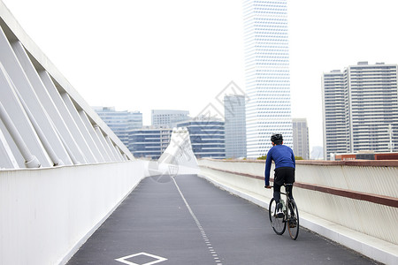 男青年户外自行车骑行背影高清图片