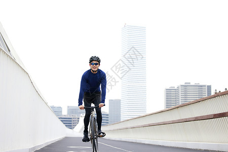 男青年自行车骑行运动背景图片